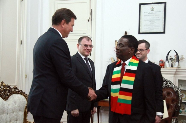 Лукашенко пригласил Президента Зимбабве посетить с визитом Беларусь