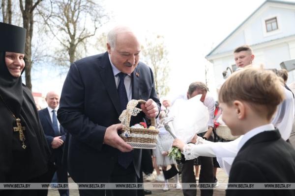 Лукашенко на Пасху посетил Свято-Покровский храм в Толочине Лукашенко на Пасху посетил Свято-Покровский храм в Толочине