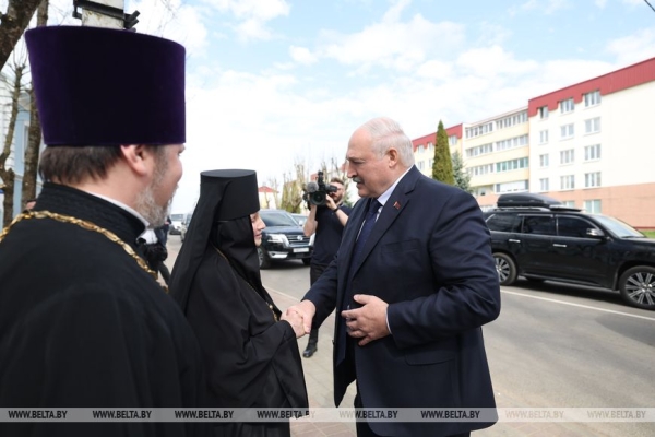Лукашенко на Пасху посетил Свято-Покровский храм в Толочине Лукашенко на Пасху посетил Свято-Покровский храм в Толочине