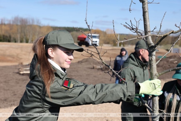 "Идеальная технология!" Лукашенко посадил первое дерево в парке Народного единства