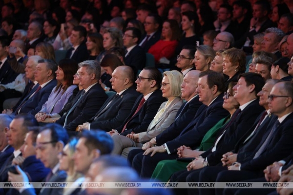 Торжества ко Дню единения народов Беларуси и России прошли во Дворце Республики Торжества ко Дню единения народов Беларуси и России прошли во Дворце Республики