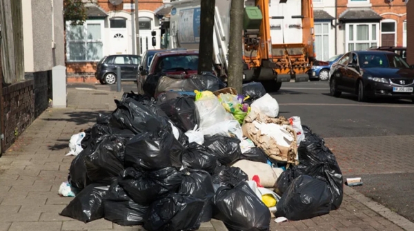 Бирмингем утопает в мусоре из-за забастовок коммунальных работников 