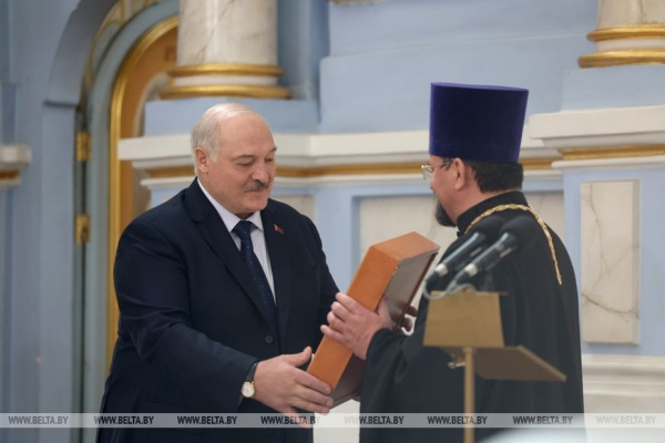 Лукашенко на Пасху посетил Свято-Покровский храм в Толочине Лукашенко на Пасху посетил Свято-Покровский храм в Толочине
