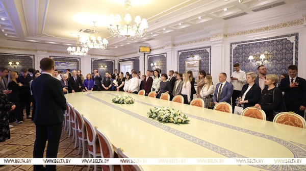 Здесь пишется история родной Беларуси. Большой молодежный десант побывал во Дворце Независимости