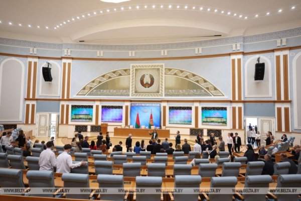 Здесь пишется история родной Беларуси. Большой молодежный десант побывал во Дворце Независимости