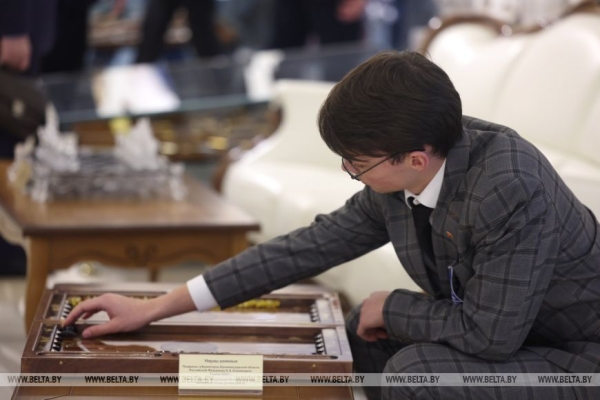 Здесь пишется история родной Беларуси. Большой молодежный десант побывал во Дворце Независимости