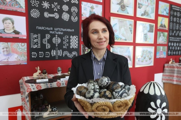 Солнце на писанке. Как возрождается традиционное искусство росписи пасхальных яиц, рассказали в Сопоцкине