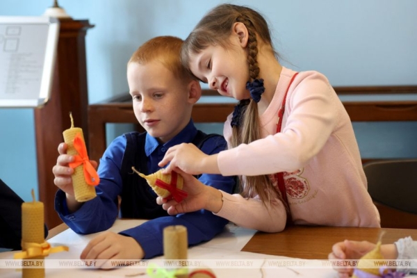 Готовимся к празднику: узнали, где учат делать пасхальные свечи из вощины