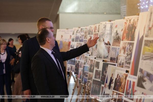 Торжества ко Дню единения народов Беларуси и России прошли во Дворце Республики Торжества ко Дню единения народов Беларуси и России прошли во Дворце Республики