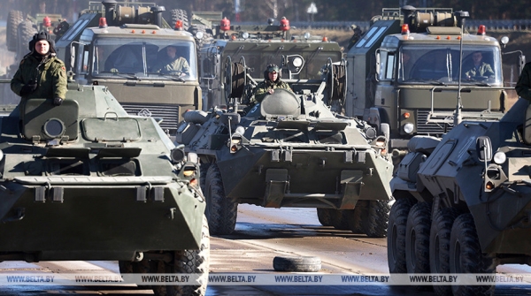 Тренировка парадных расчетов механизированной колонны проходит на аэродроме Липки