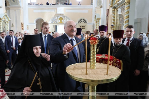 Лукашенко на Пасху посетил Свято-Покровский храм в Толочине Лукашенко на Пасху посетил Свято-Покровский храм в Толочине