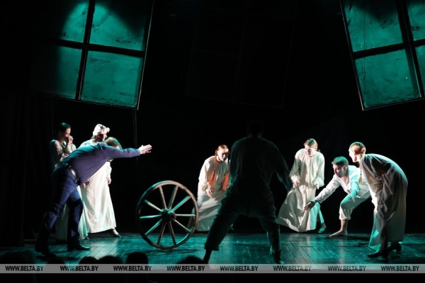 Пензенский театр юного зрителя представил в Могилеве спектакль "Кижеватов (страницы истории)"