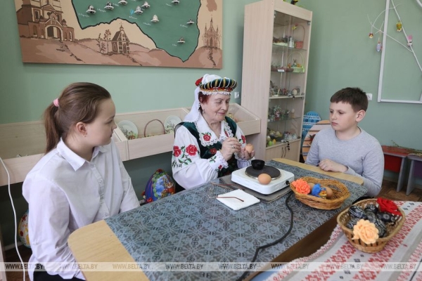 Солнце на писанке. Как возрождается традиционное искусство росписи пасхальных яиц, рассказали в Сопоцкине