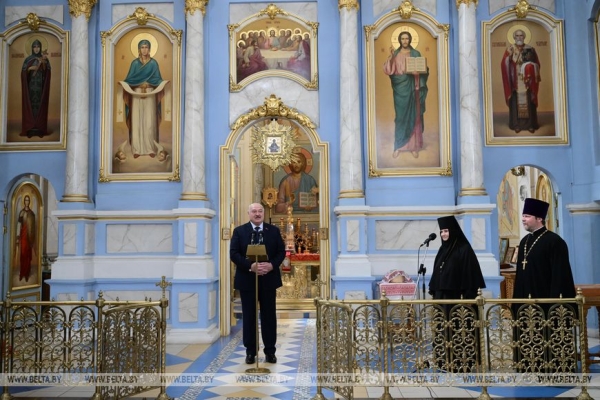 Лукашенко на Пасху посетил Свято-Покровский храм в Толочине Лукашенко на Пасху посетил Свято-Покровский храм в Толочине