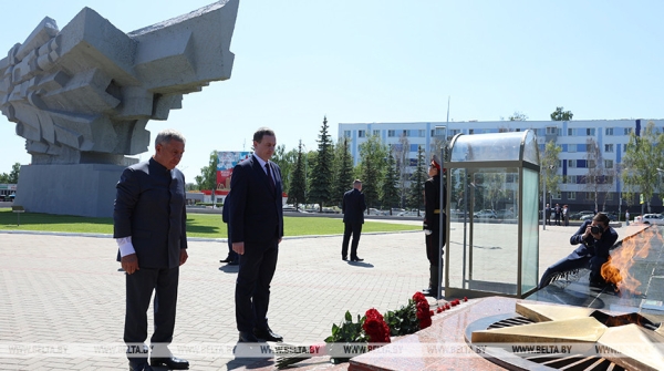 Турчин и Минниханов возложили цветы к мемориальному комплексу "Родина-мать" в Татарстане