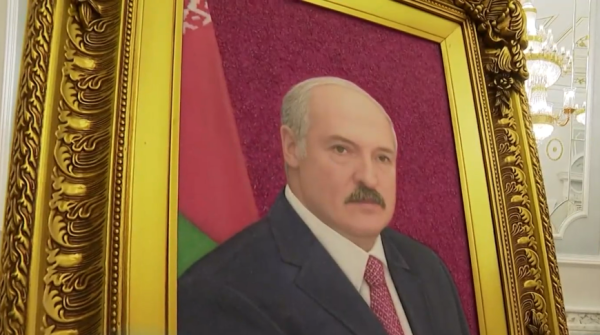 Генеральный секретарь ЦК Компартии Вьетнама подарил Лукашенко портрет из драгоценных камней