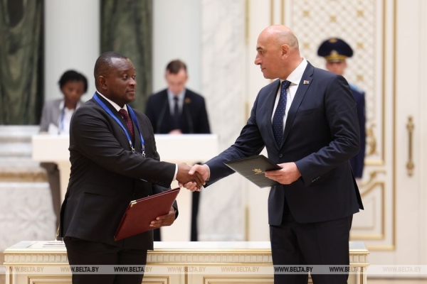 Беларусь и Зимбабве подписали пакет документов по итогам переговоров Лукашенко и Мнангагвы Беларусь и Зимбабве подписали пакет документов по итогам переговоров Лукашенко и Мнангагвы