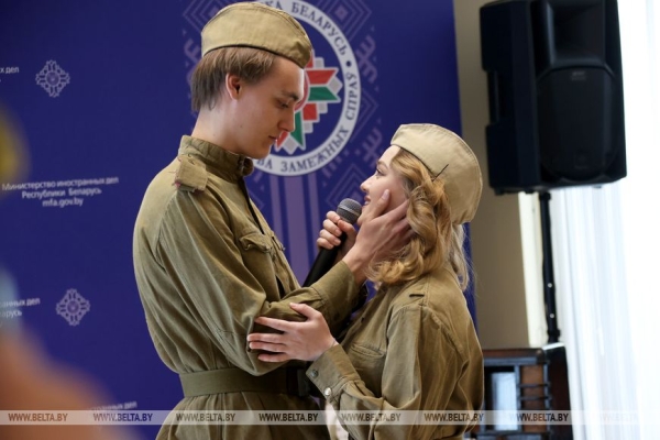 Солдатская каша, выставка, военные песни. В МИД прошло мероприятие к 80-летию Победы