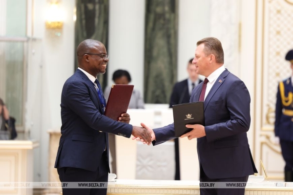 Беларусь и Зимбабве подписали пакет документов по итогам переговоров Лукашенко и Мнангагвы Беларусь и Зимбабве подписали пакет документов по итогам переговоров Лукашенко и Мнангагвы