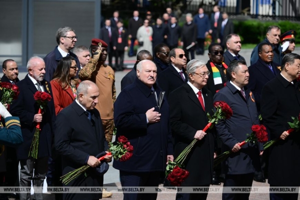 Лукашенко вместе с зарубежными лидерами возложил цветы и венок к Могиле Неизвестного Солдата у стен Кремля