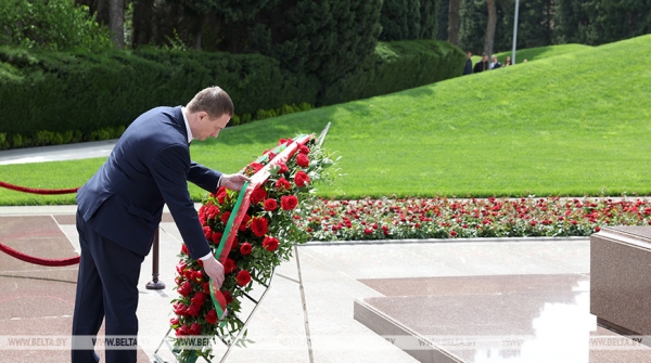 Дань памяти и уважения. Турчин возложил венки к знаковым монументам в Азербайджане
