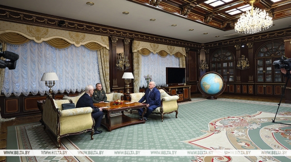 Лукашенко поблагодарил Россию за подготовку белорусских военных наравне с россиянами