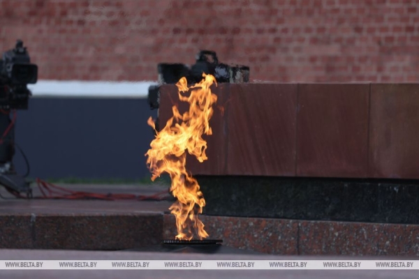 Лукашенко вместе с зарубежными лидерами возложил цветы и венок к Могиле Неизвестного Солдата у стен Кремля