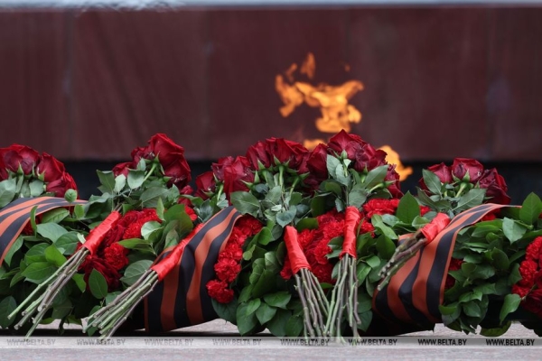 Лукашенко вместе с зарубежными лидерами возложил цветы и венок к Могиле Неизвестного Солдата у стен Кремля