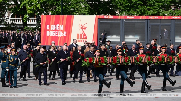 Лукашенко вместе с зарубежными лидерами возложил цветы и венок к Могиле Неизвестного Солдата у стен Кремля