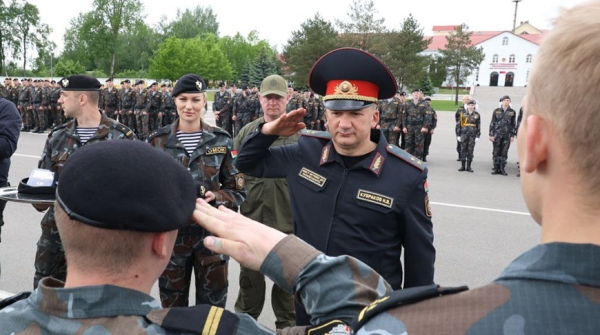 Церемония вручения черных беретов прошла на плацу Центра подготовки кадров МВД Церемония вручения черных беретов прошла на плацу Центра подготовки кадров МВД