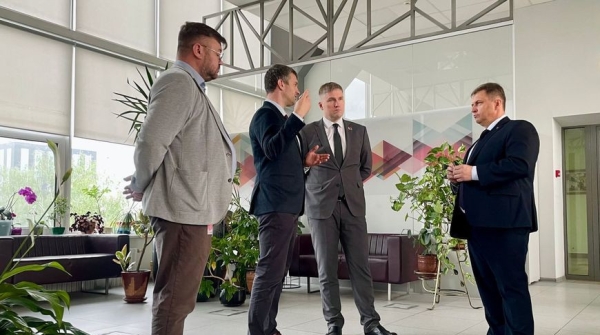 Итоги работы и планы крупнейшего мобильного оператора: министр связи и информатизации посетил МТС