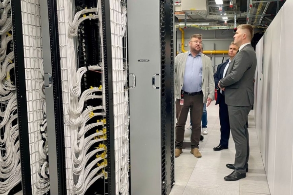 Итоги работы и планы крупнейшего мобильного оператора: министр связи и информатизации посетил МТС