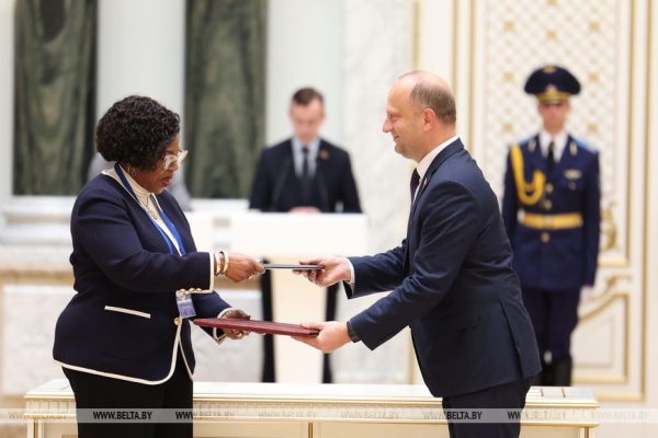 Беларусь и Зимбабве подписали пакет документов по итогам переговоров Лукашенко и Мнангагвы Беларусь и Зимбабве подписали пакет документов по итогам переговоров Лукашенко и Мнангагвы