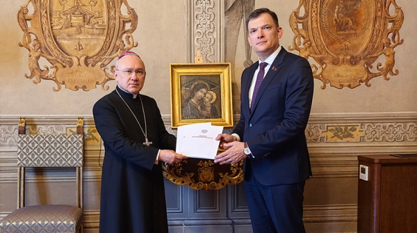 Посол Беларуси Амбразевич вручил в Ватикане копии верительных грамот Посол Беларуси Амбразевич вручил в Ватикане копии верительных грамот