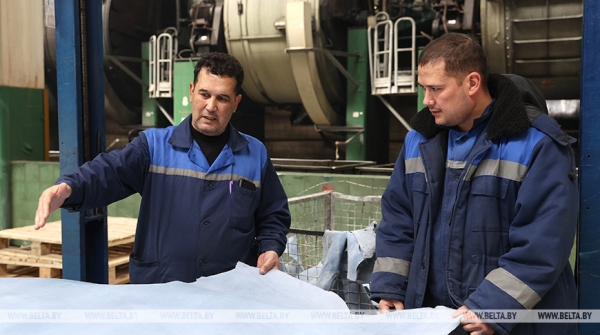 Интернациональные цеха. Как на кожевенном предприятии в Минском районе решают кадровую проблему