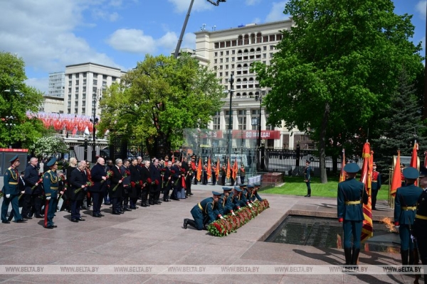 Лукашенко вместе с зарубежными лидерами возложил цветы и венок к Могиле Неизвестного Солдата у стен Кремля