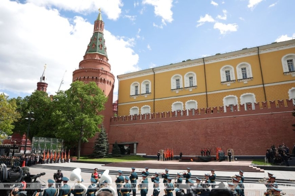 Лукашенко вместе с зарубежными лидерами возложил цветы и венок к Могиле Неизвестного Солдата у стен Кремля