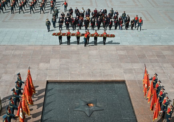 Лукашенко вместе с зарубежными лидерами возложил цветы и венок к Могиле Неизвестного Солдата у стен Кремля