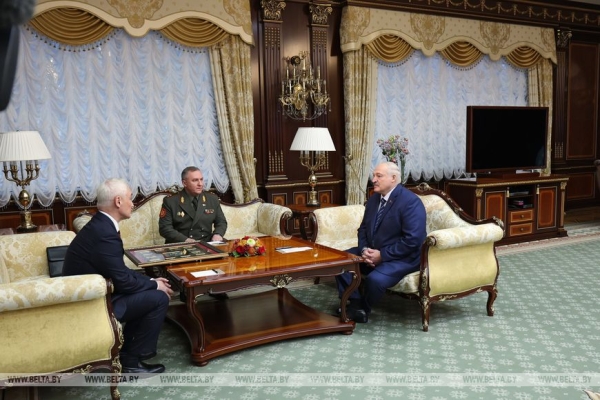 Лукашенко поблагодарил Россию за подготовку белорусских военных наравне с россиянами