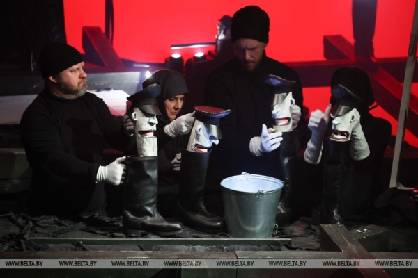 Премьера спектакля "Хутар" прошла в Белорусском театре кукол