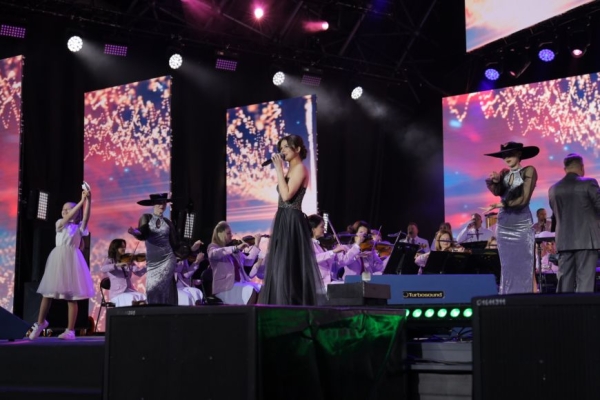 Амфитеатр в Молодечно собрал ценителей родной культуры. Фестиваль белорусской песни и поэзии открылся