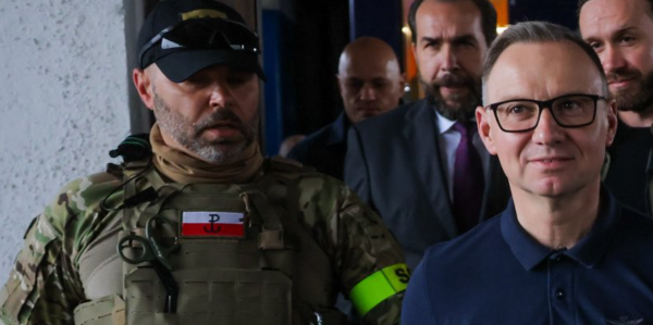 Охранник президента Польши нацепил шеврон Армии Крайовой в Киеве