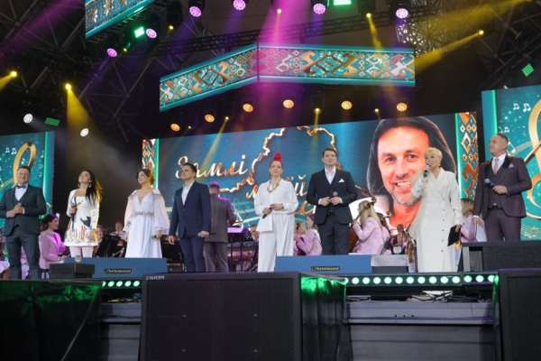 Амфитеатр в Молодечно собрал ценителей родной культуры. Фестиваль белорусской песни и поэзии открылся