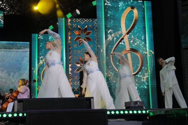 Амфитеатр в Молодечно собрал ценителей родной культуры. Фестиваль белорусской песни и поэзии открылся