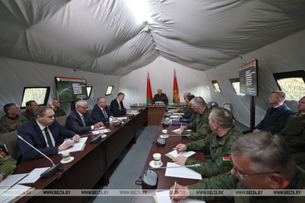 Лукашенко: жилищный вопрос военнослужащих надо решить за три года