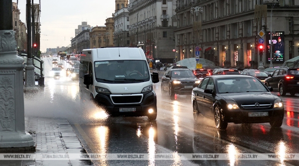 На Беларусь обрушилась стихия - сильный ливень и вете 