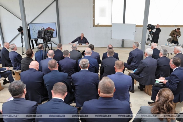 Семинар на ферме, подготовка к саммиту, выдающиеся выпускники и спецпосланник Трампа. Итоги недели Президента