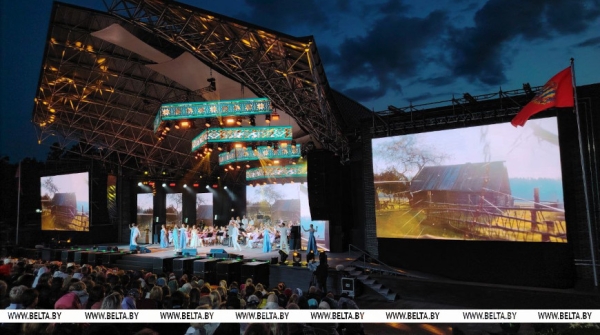 Амфитеатр в Молодечно собрал ценителей родной культуры. Фестиваль белорусской песни и поэзии открылся