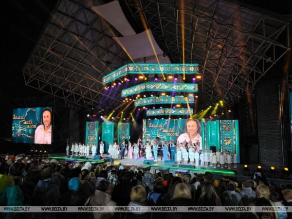 Амфитеатр в Молодечно собрал ценителей родной культуры. Фестиваль белорусской песни и поэзии открылся