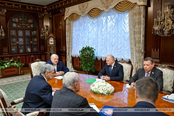 Семинар на ферме, подготовка к саммиту, выдающиеся выпускники и спецпосланник Трампа. Итоги недели Президента